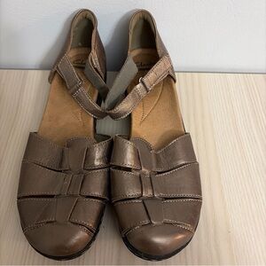 Clarks Women's Metallic Bronze shoes size 8.5